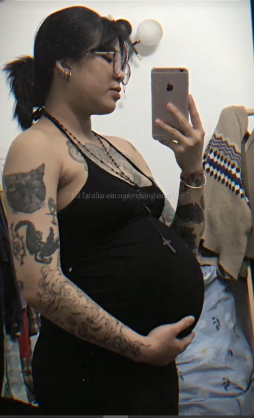 Cô gái khi mang bầu ăn mặc giản dị, thoải mái...