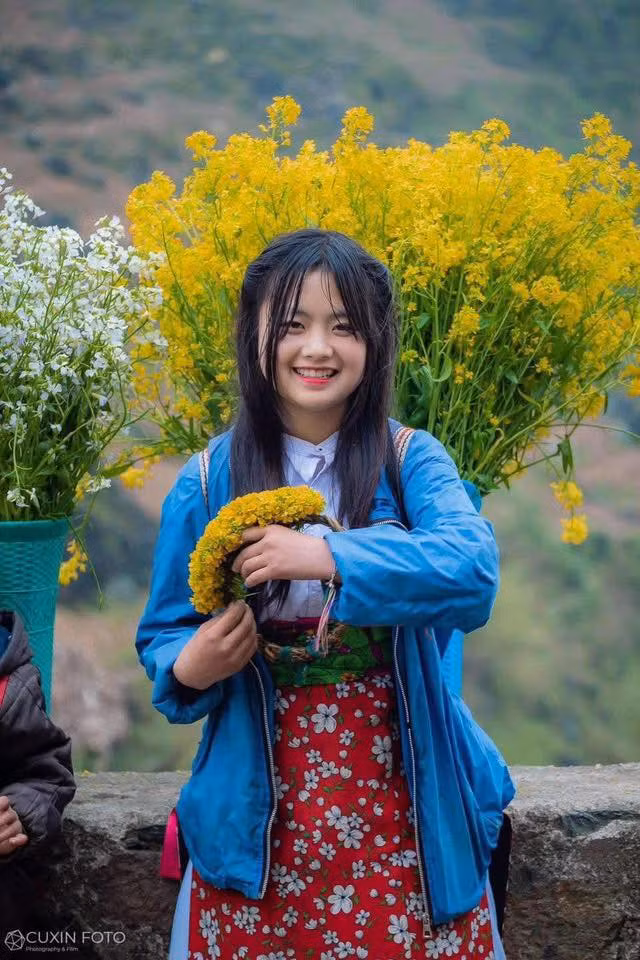 Phúng Phính (tên thật: Mua Thị Dua, dân tộc H'Mông, SN 2008) từng là hiện tượng mạng hot đình đám vào năm 2019.