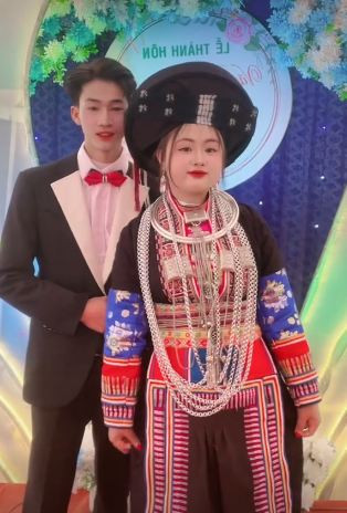 Xuất hiện trong đám cưới, cô dâu Phúng Phính mặc váy truyền thống của dân tộc, chú rể diện vest bảnh bao.