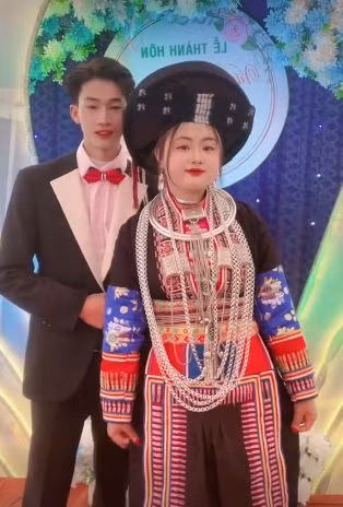 Xuất hiện trong đám cưới, cô dâu Phúng Phính mặc váy truyền thống của dân tộc, chú rể diện vest bảnh bao.