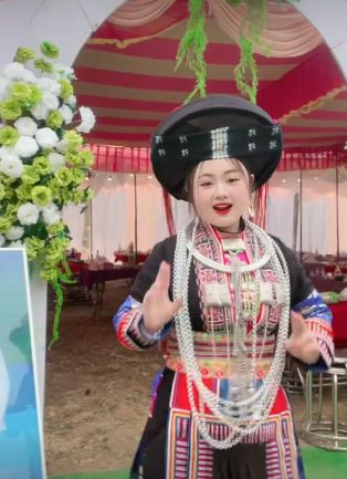 Đặc biệt trong video nhảy theo nhạc được đăng tải, nhiều người tinh ý nhận ra nữ Tiktoker tại lễ tân hôn trong có vẻ tròn trĩnh hơn ba tháng trước, điều này khiến nhiều người đồn đoán rằng vợ chồng Phúng Phính đã có tin vui.