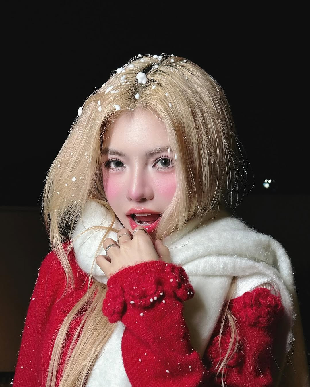 Trong một bộ ảnh khác, Ciin diện chiếc áo len đỏ cùng khăn quàng trắng giản đơn, kết hợp với tone make-up hồng tôn lên nét mong manh.