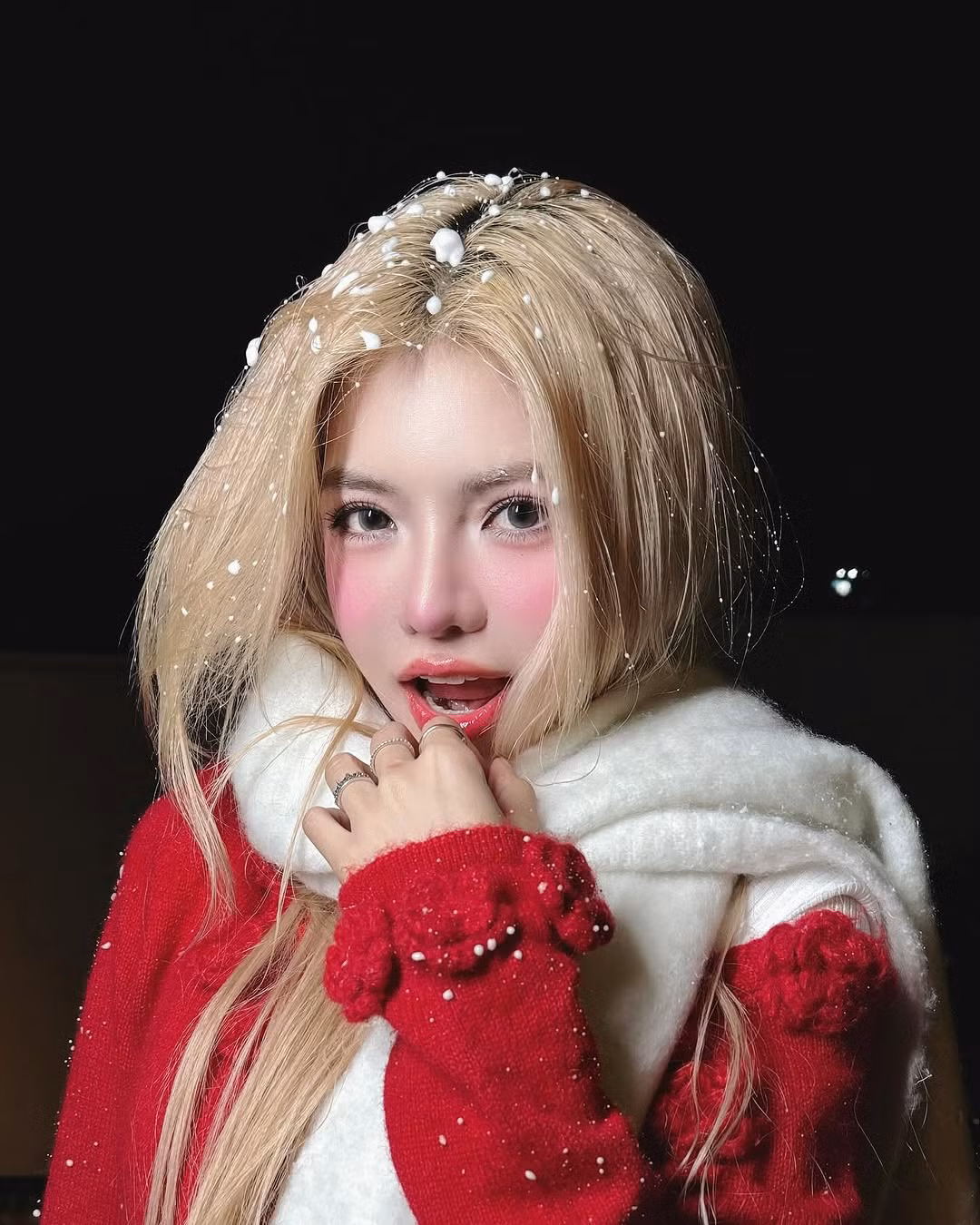 Trong một bộ ảnh khác, Ciin diện chiếc áo len đỏ cùng khăn quàng trắng giản đơn, kết hợp với tone make-up hồng tôn lên nét mong manh.