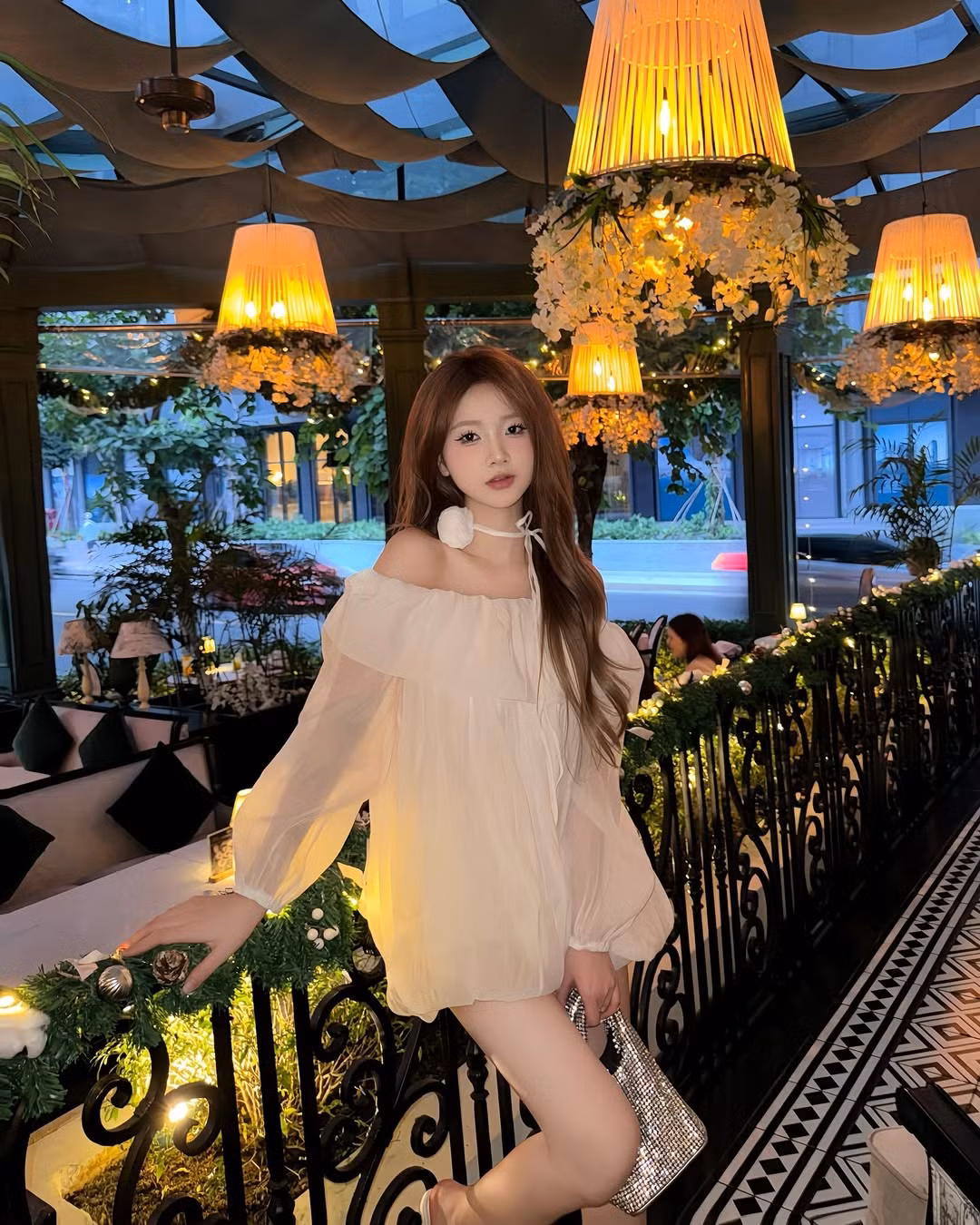 Nàng Tiktoker Diệu Linh vốn được biết đến với vẻ ngoài xinh đẹp nhẹ nhàng. Check-in với cây thông Noel, Diệu Linh lựa chọn thiết kế váy trễ vai trắng nữ tính, ngọt ngào.