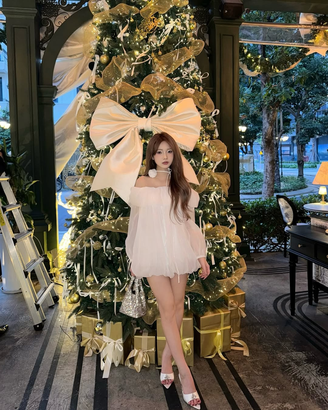 Là một mẫu ảnh được nhiều shop thời trang săn đón, cô nàng chỉ tạo dáng giản đơn nhưng vẫn thu hút mọi ánh nhìn.