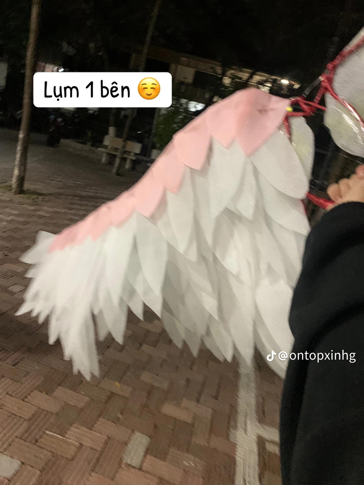 Các em học sinh đã biến những vật liệu tưởng chừng như vô dụng thành những tác phẩm nghệ thuật thời trang.