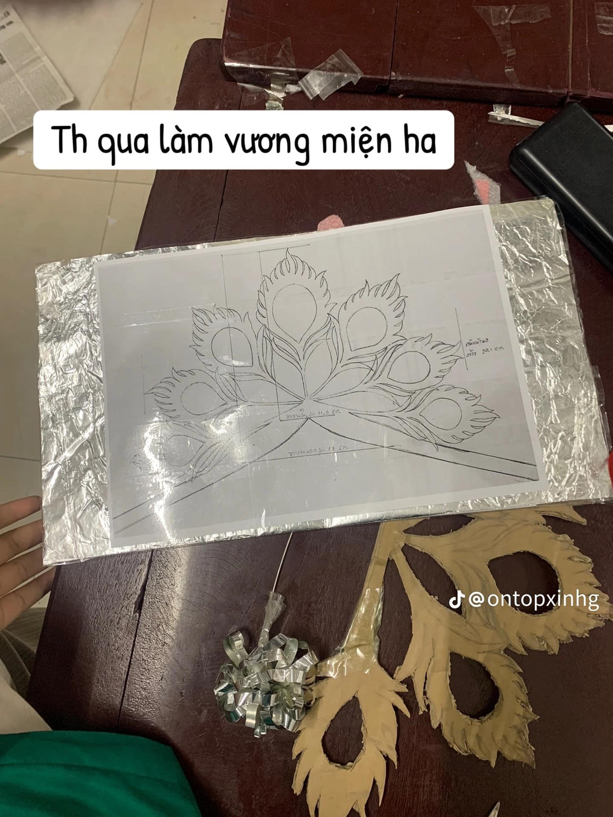 Chiếc vương miện được khắc tay làm từ giấy bạc.