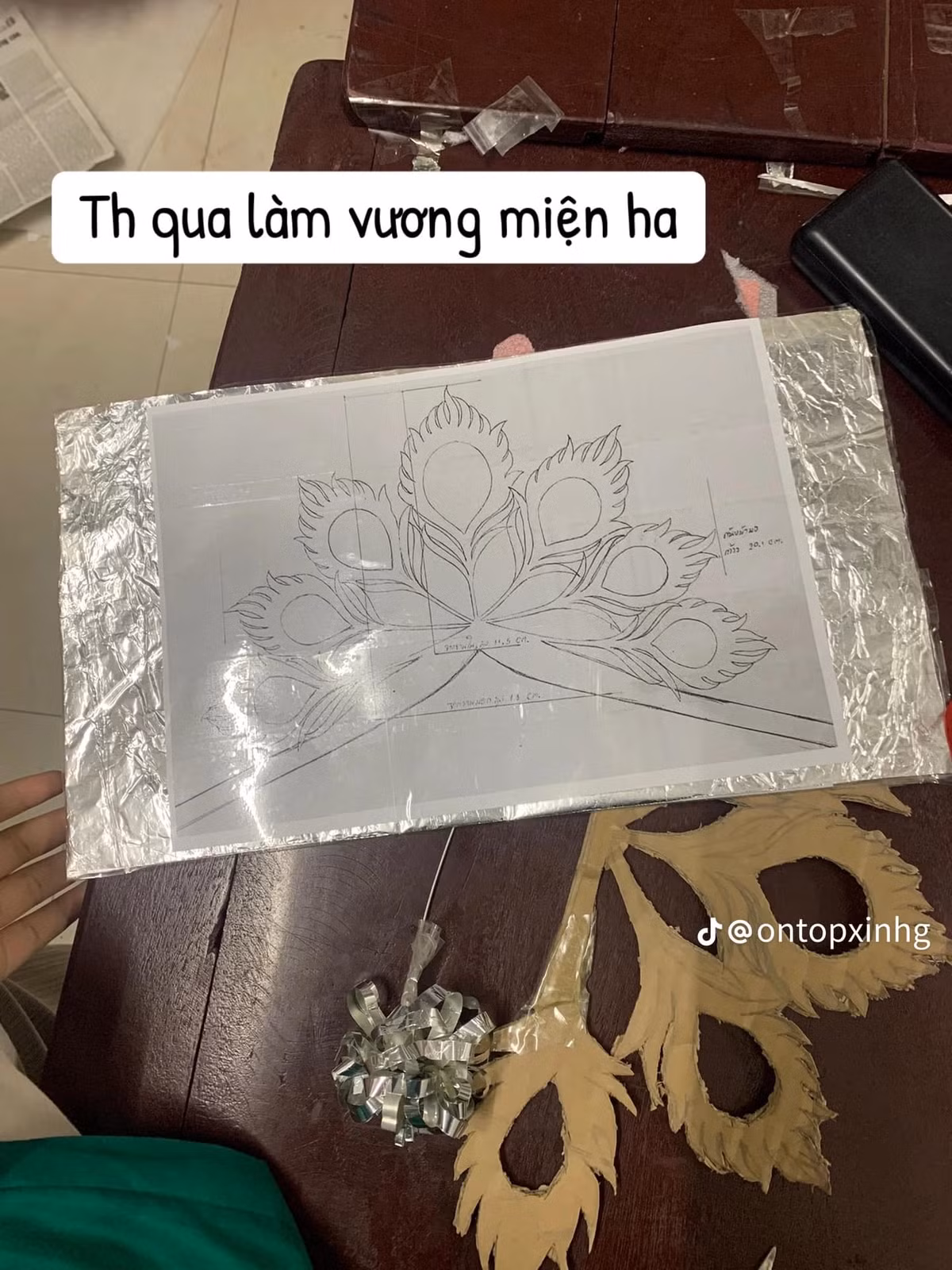 Chiếc vương miện được khắc tay làm từ giấy bạc.