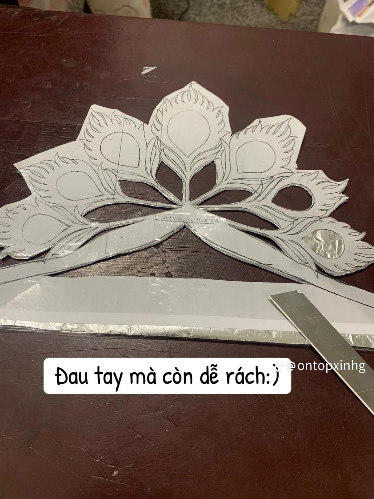 Dùng bìa cứng để làm khuôn cắt.