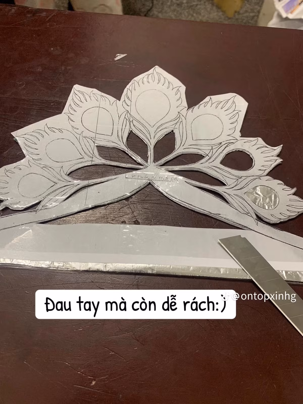 Dùng bìa cứng để làm khuôn cắt.