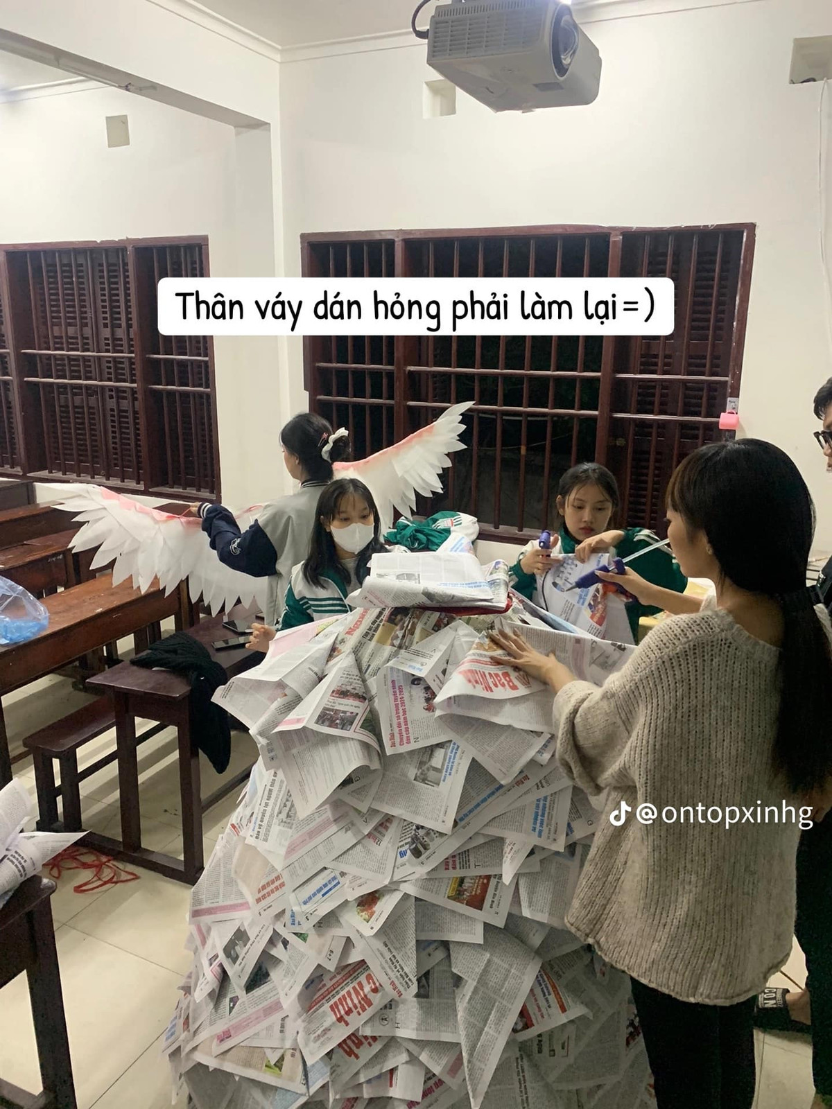 Phần thân váy thì được làm từ giấy báo.