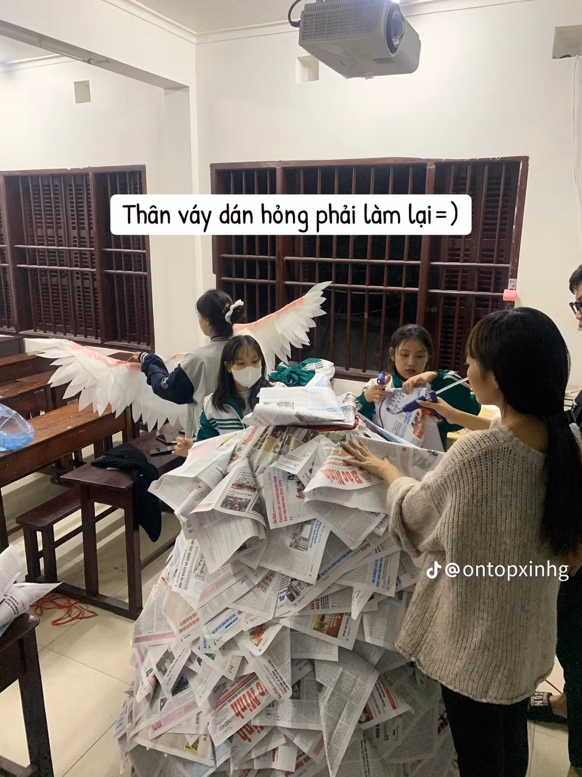 Phần thân váy thì được làm từ giấy báo.