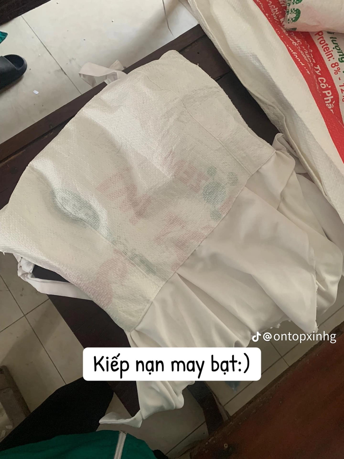 Phần áo được may từ vải bạt.