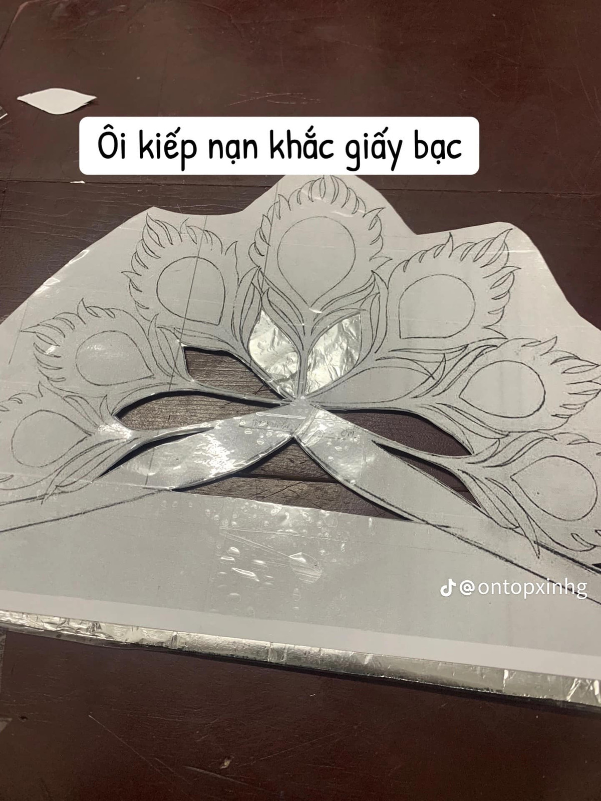 Không có đồ nghề chuyên nghiệp, các bạn học sinh dùng dao rọc giấy, dao thường để cắt tạo hình vương miện.