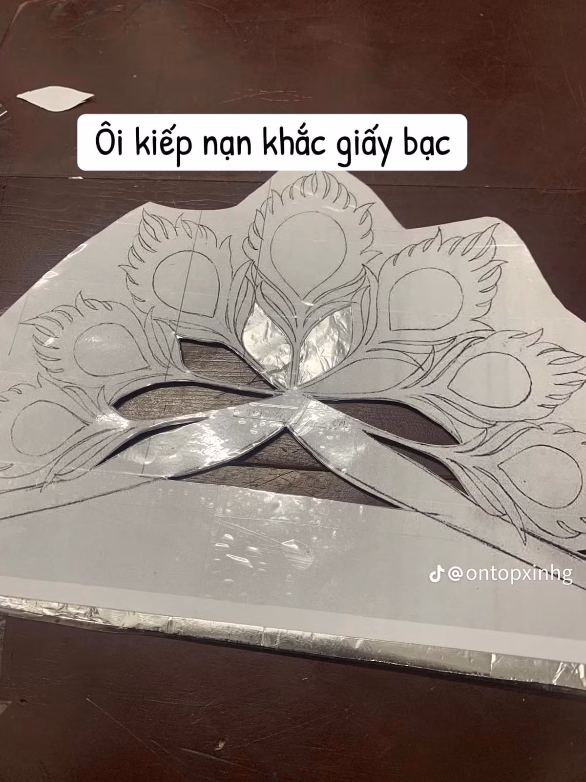 Không có đồ nghề chuyên nghiệp, các bạn học sinh dùng dao rọc giấy, dao thường để cắt tạo hình vương miện.