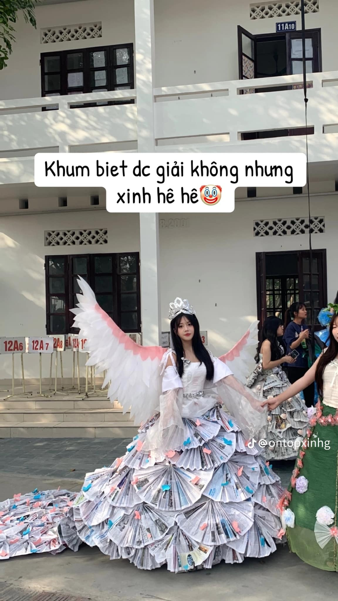 Nhìn thành quả cuối cùng của nhóm học sinh, nhiều người đã phải khen ngợi: "Uầy học sinh thời nay sáng tạo thật", "đúng là thế hệ trẻ càng ngày càng giỏi nha", "đẹp quá chừng". (Ảnh: ontopxinhg)