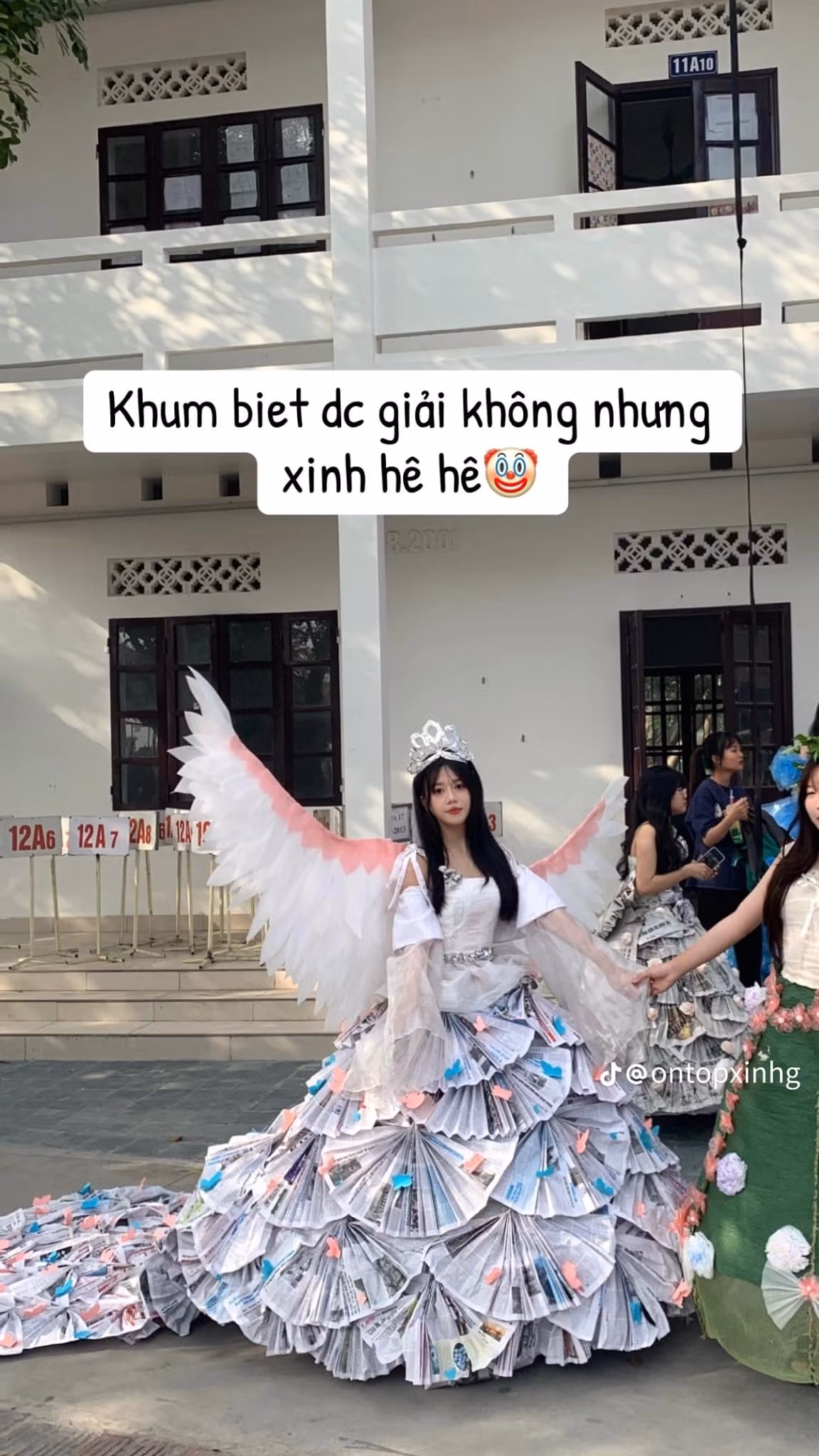 Nhìn thành quả cuối cùng của nhóm học sinh, nhiều người đã phải khen ngợi: "Uầy học sinh thời nay sáng tạo thật", "đúng là thế hệ trẻ càng ngày càng giỏi nha", "đẹp quá chừng". (Ảnh: ontopxinhg)