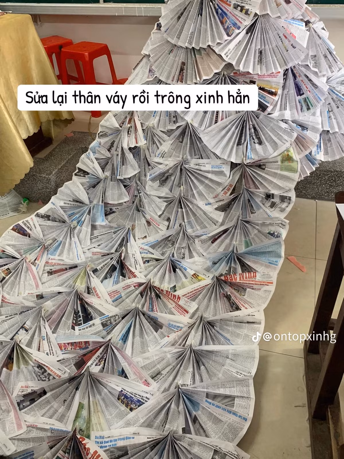 Phần đuôi váy dài ấn tượng.