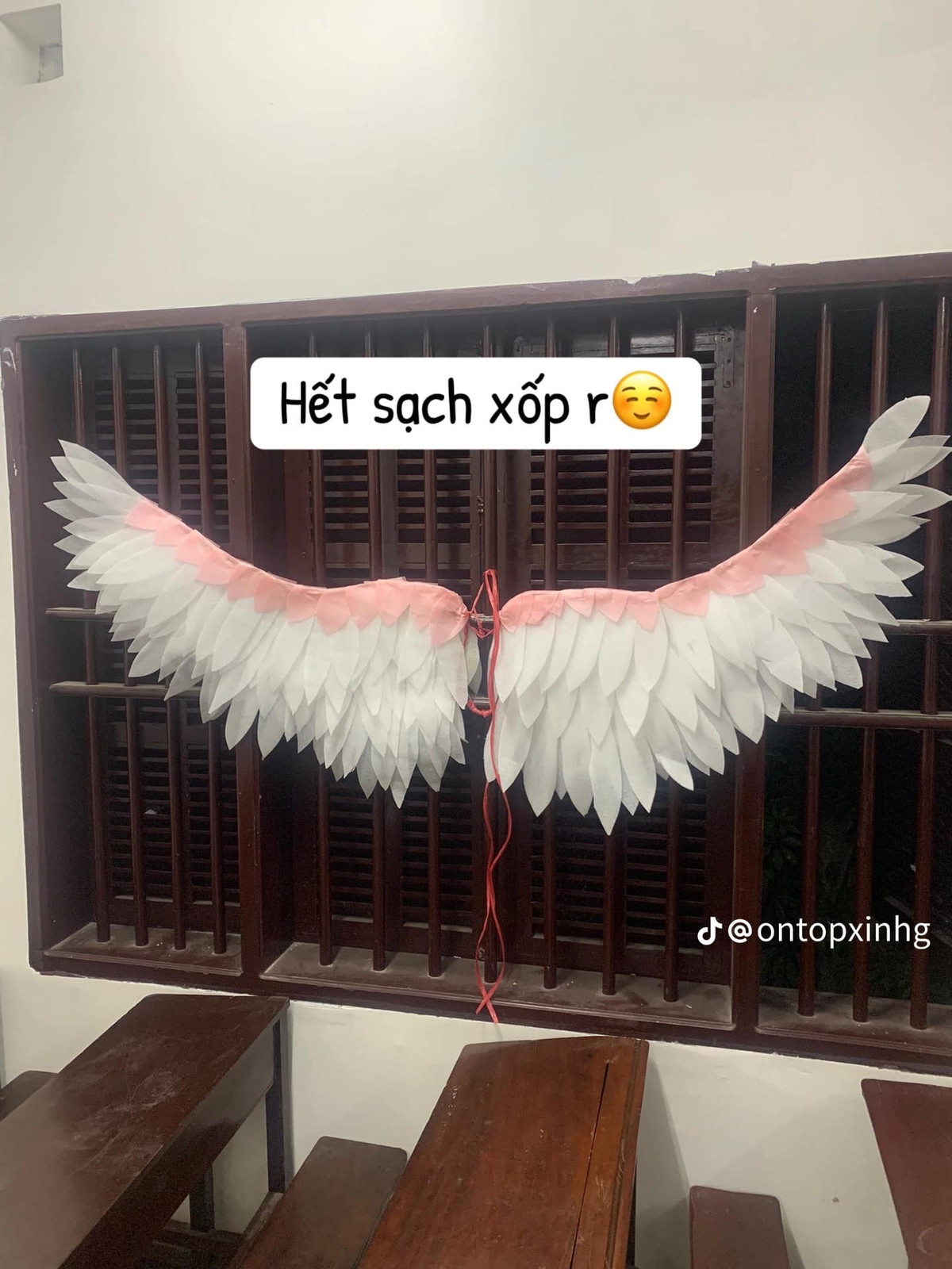 Đôi cánh thiên thần được tạo nên từ giấy xốp.