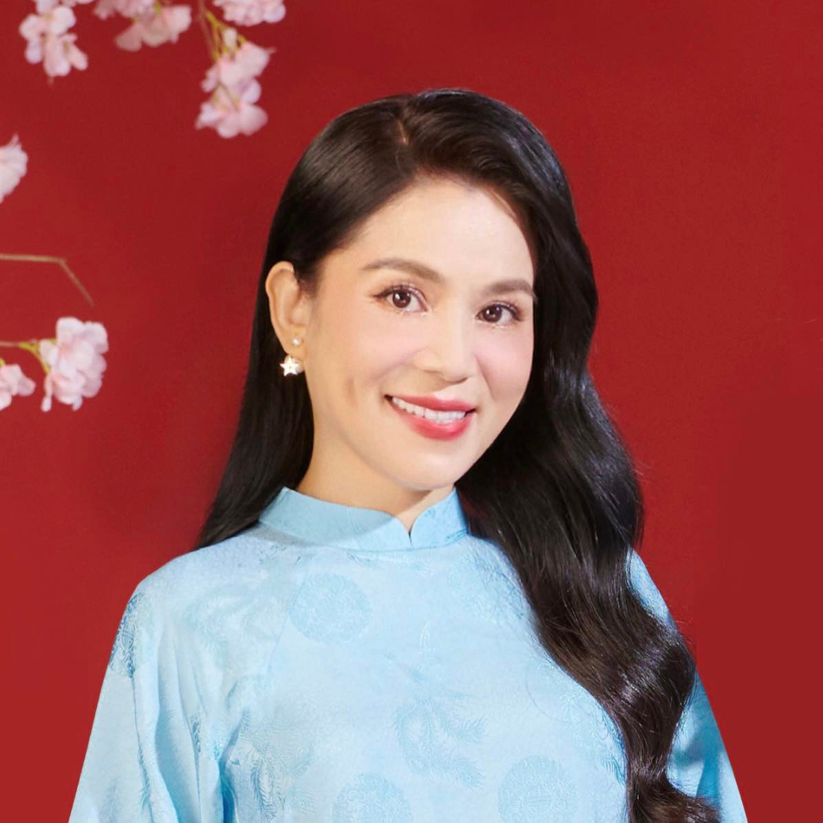 Dạ Thảo ghi điểm với đôi mắt to tròn, má lúm đồng tiền duyên dáng và hơn hết là một vóc dáng cực mảnh mai, thon gọn, đôi chân dài nuột nà.