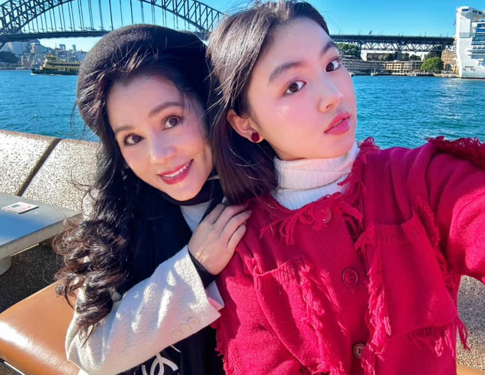 Bà xã Quyền Linh - Dạ Thảo, tên đầy đủ là Nguyễn Dạ Thảo, cô là con gái của một gia đình gốc trung nghèo khó, nhưng lại có truyền thống gia giáo và nề nếp.