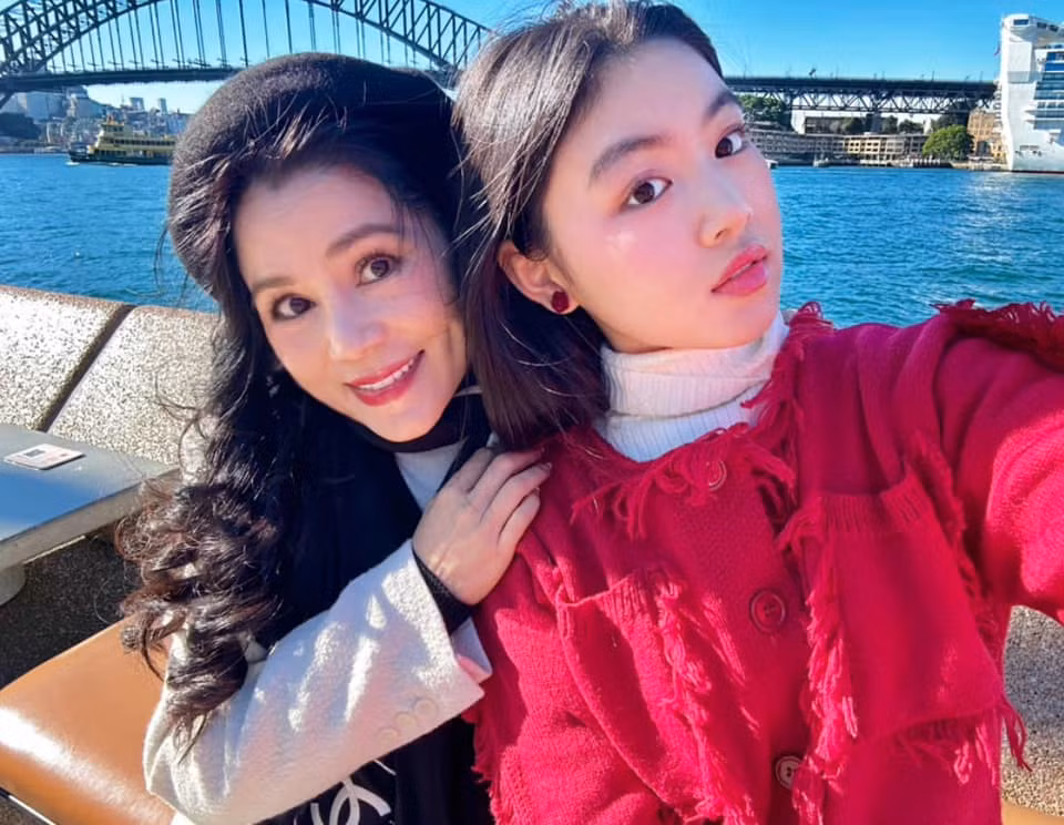 Bà xã Quyền Linh - Dạ Thảo, tên đầy đủ là Nguyễn Dạ Thảo, cô là con gái của một gia đình gốc trung nghèo khó, nhưng lại có truyền thống gia giáo và nề nếp.