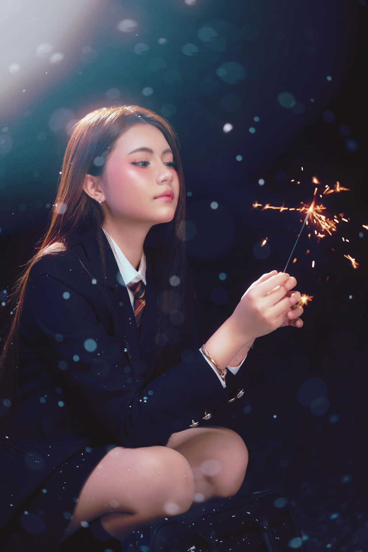 Hạt Dẻ ghi điểm với hình ảnh trong trẻo, dễ thương trong bộ trang phục học sinh đúng lứa tuổi.