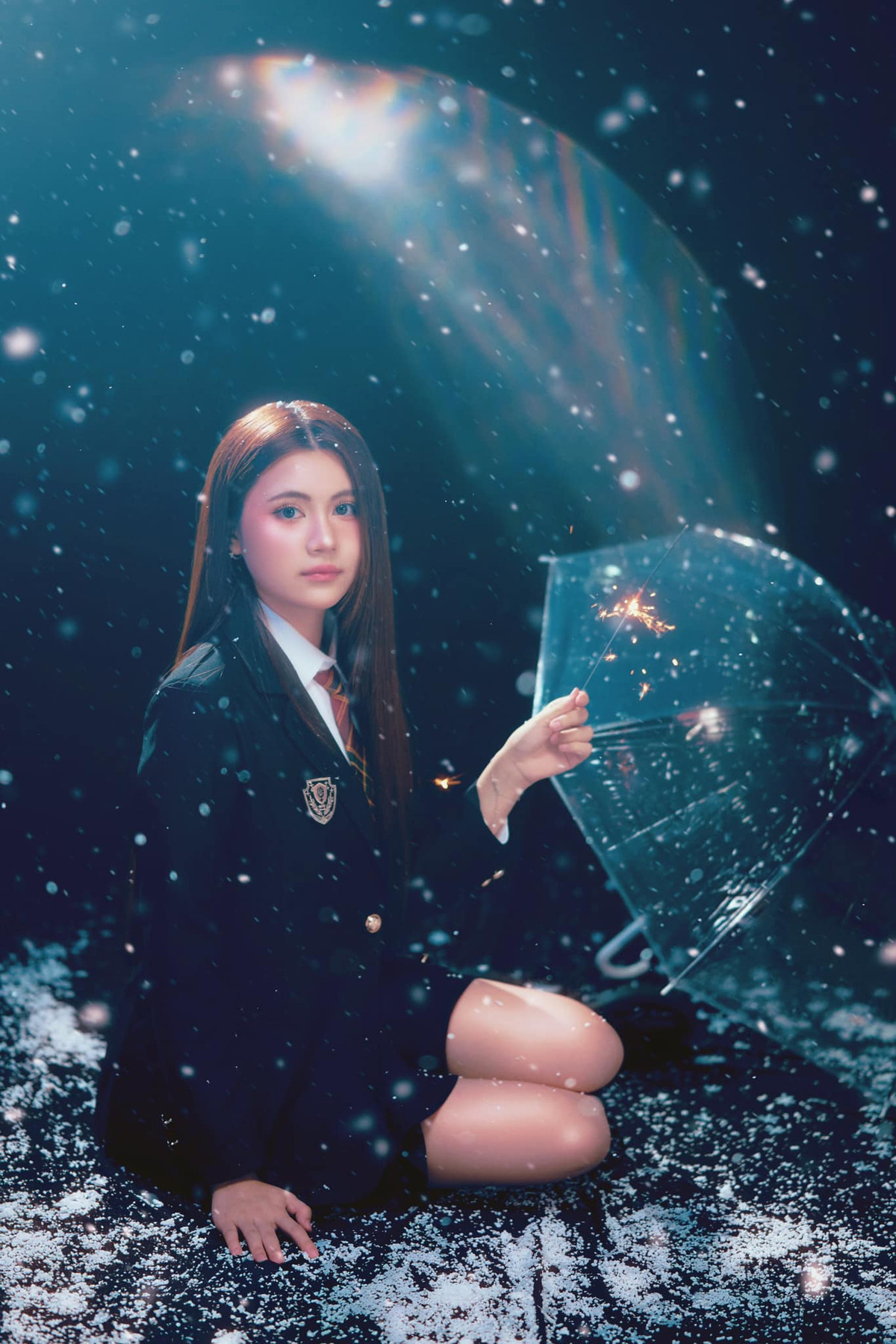 Khung hình trở nên mộng mơ, lãng mạn hơn với hiệu ứng tuyết rơi nhẹ cùng đạo cụ pháo bông, chiếc ô trong suốt.