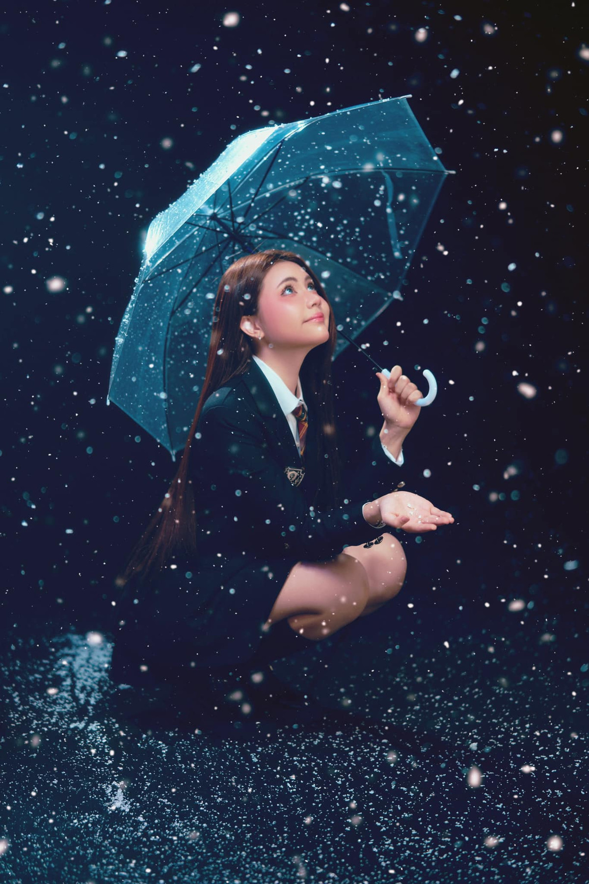 Hiệu ứng bộ ảnh sử dụng cũng vô cùng ảo diệu khiến nhiều người phải xuýt xoa rằng trông giống như AI: "Xinh quá chừng", "Đó giờ chưa bao giờ bình luận hình ảnh mấy bạn mà hot ins cả, lần đầu bình luận luôn vì vibe lần này của Hạt Dẻ siêu xinh luôn". Đến cả cô chị là Lọ Lem cũng vào bình luận khen ngợi em gái.