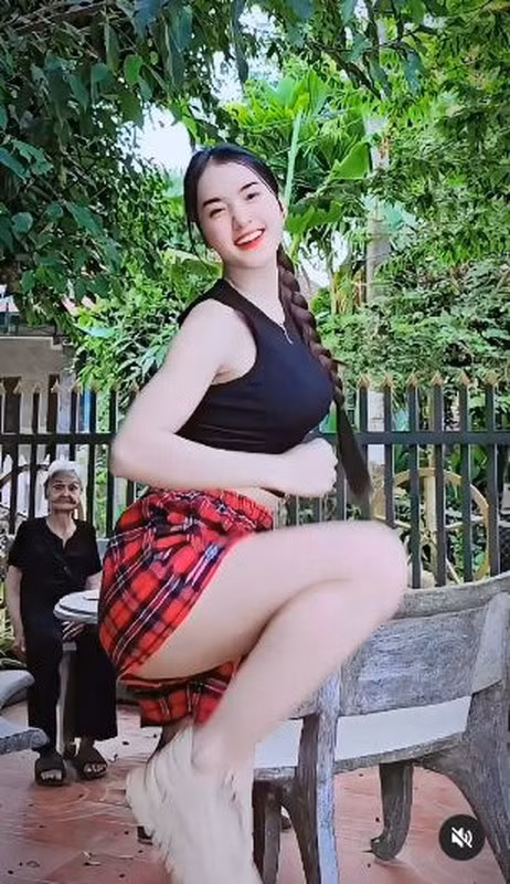 Tuy nhiên, thời gian gần đây, thay vì chia sẻ những hình ảnh cuộc sống bình dị như trước đây, Yona Cươn lại đăng tải những video ngắn nhảy nhót, khoe dáng.