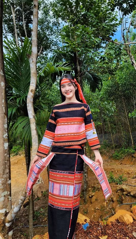 Yona Cươn từng được mệnh danh là "bông hoa của rừng núi", "sơn nữ xinh đẹp" trong trang phục dân tộc truyền thống cùng vẻ ngoài trong trẻo.