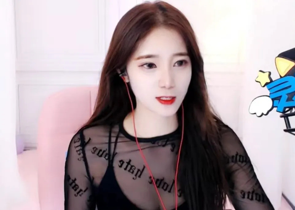 Thế nhưng trong lúc đang ở đỉnh cao của sự nghiệp, Ling Ge bất ngờ biến mất một cách khó hiểu.