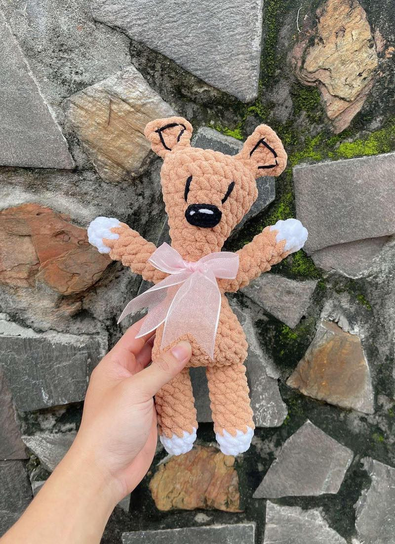 Tùy vào kích thước và độ khó của mỗi sản phẩm, thời gian hoàn thành sẽ khác nhau. Anh thường mất từ 4-15 tiếng đồng hồ để móc xong một món đồ cơ bản. Có những sản phẩm, anh dành cả tuần đan móc. (Ảnh: Tiktok, FBNV)