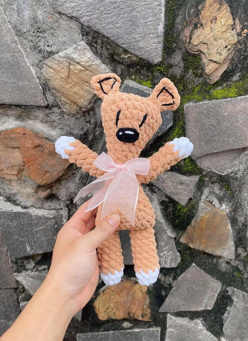 Tùy vào kích thước và độ khó của mỗi sản phẩm, thời gian hoàn thành sẽ khác nhau. Anh thường mất từ 4-15 tiếng đồng hồ để móc xong một món đồ cơ bản. Có những sản phẩm, anh dành cả tuần đan móc. (Ảnh: Tiktok, FBNV)