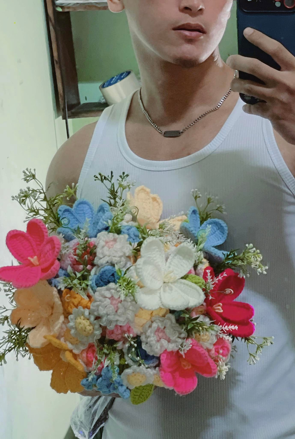 Minh Tùng bắt đầu học móc len từ cách đây hơn 1 năm. Sở thích đặc biệt này bắt nguồn từ một lời hứa đặc biệt với người cháu trai bị bệnh nan y.