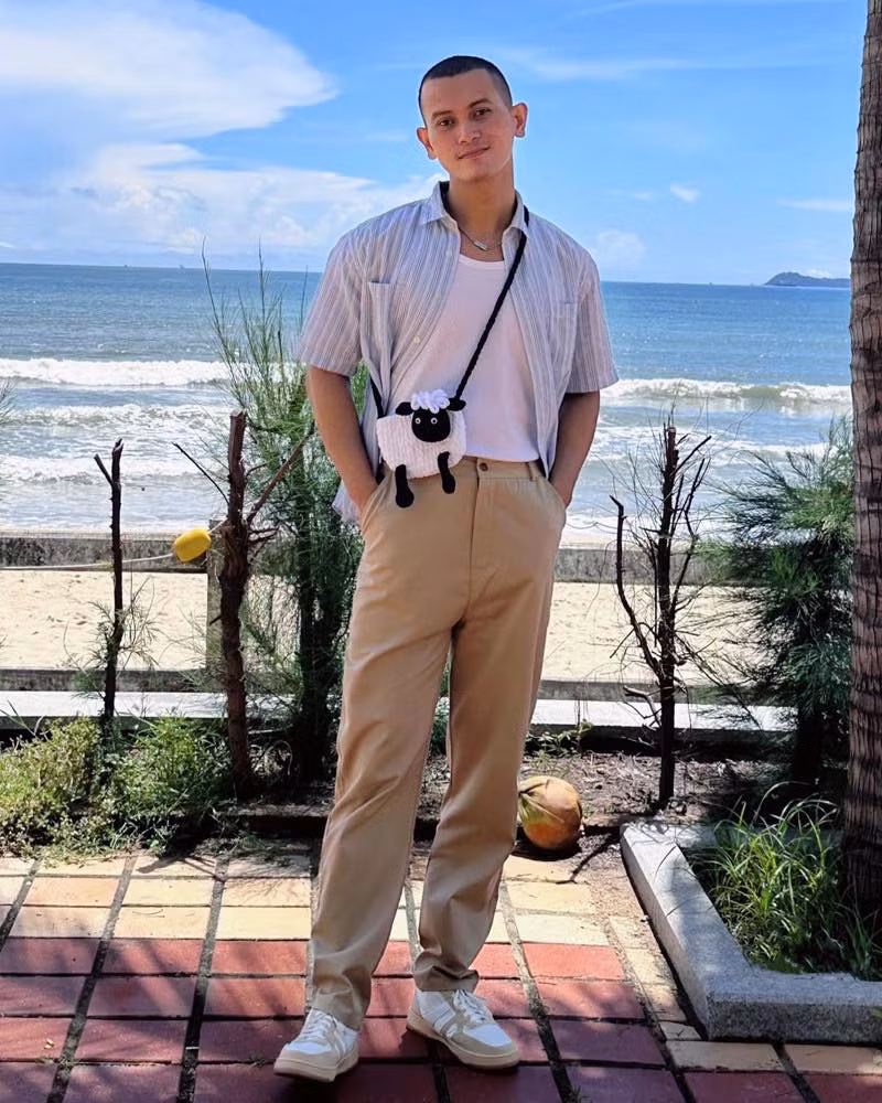 Mỗi ngày, sau khi kết thúc công việc toàn thời gian, chàng trai có thân hình cao lớn, vạm vỡ lại làm bạn với phòng tập và những cuộn len.