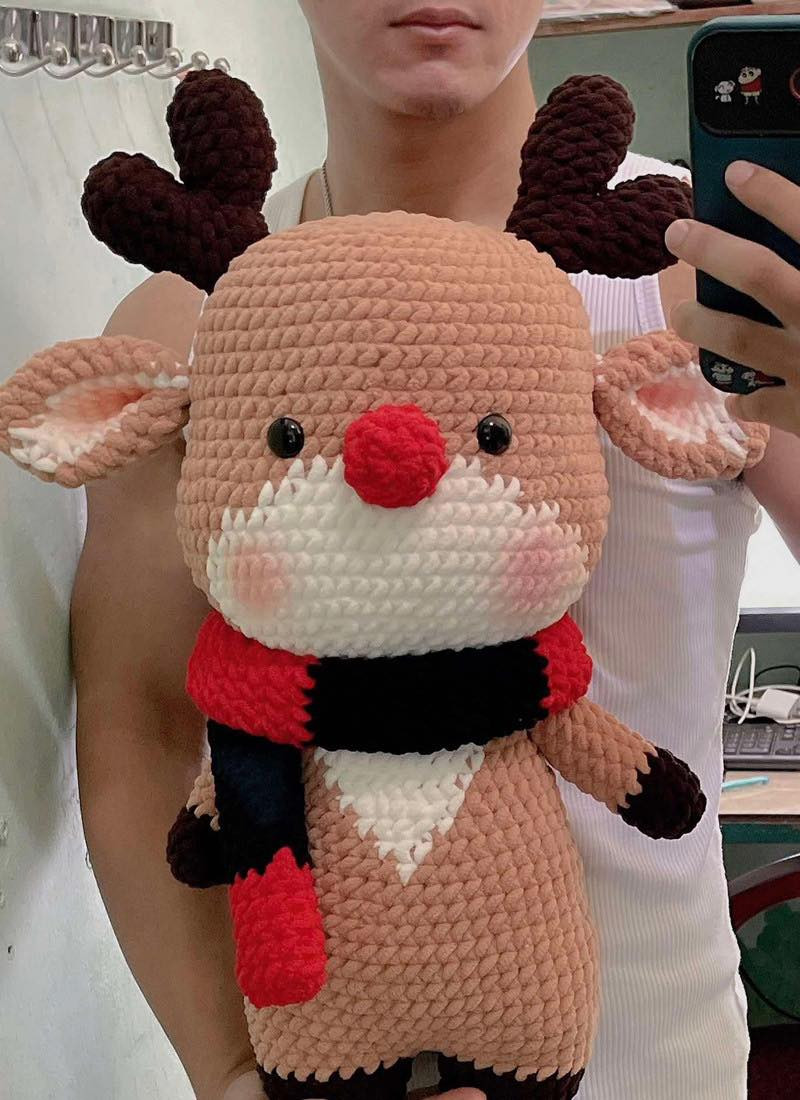 Từ những cuộn len đa màu sắc, anh có thể tạo ra nhiều món đồ đáng yêu như mũ len, túi len, thú len...