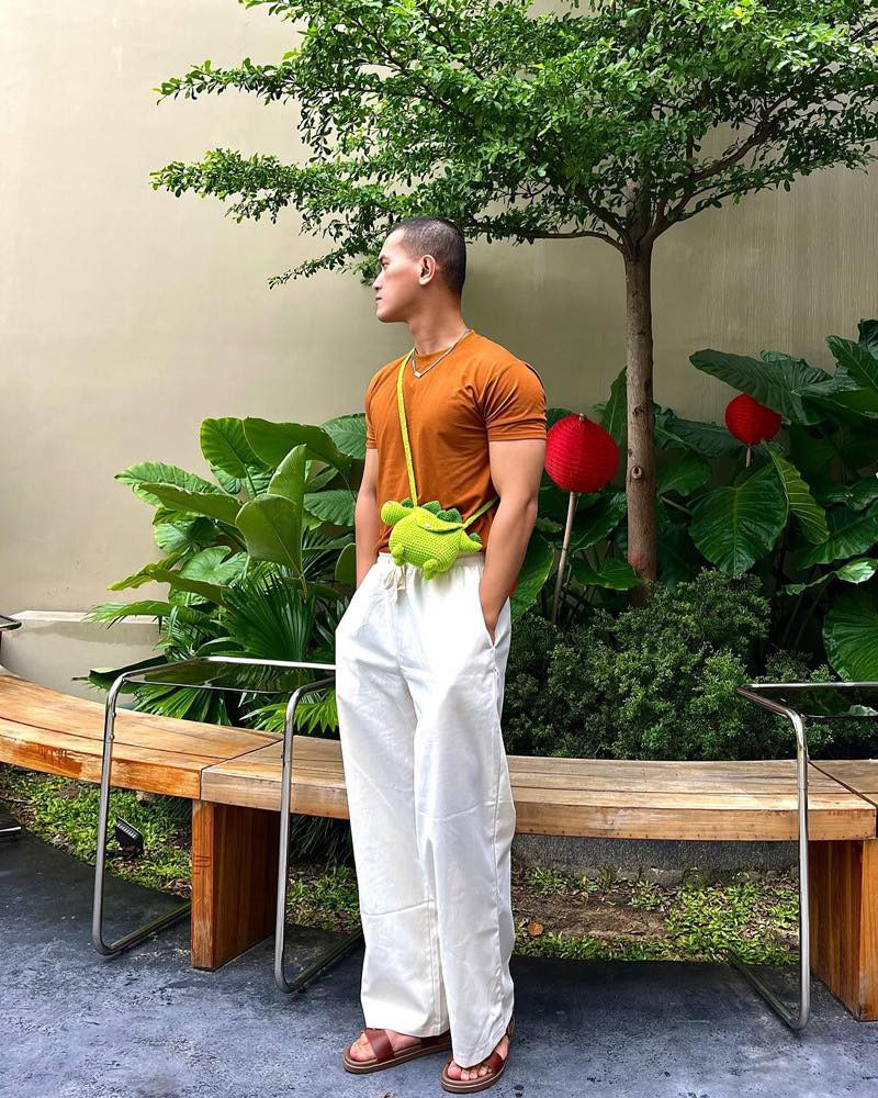 Sau khi hoàn thành những tác phẩm móc len, Minh Tùng thỉnh thoảng còn tự làm mẫu đeo lên những chiếc túi len móc khiến chị em "tranh nhau" hỏi địa chỉ mua hàng.