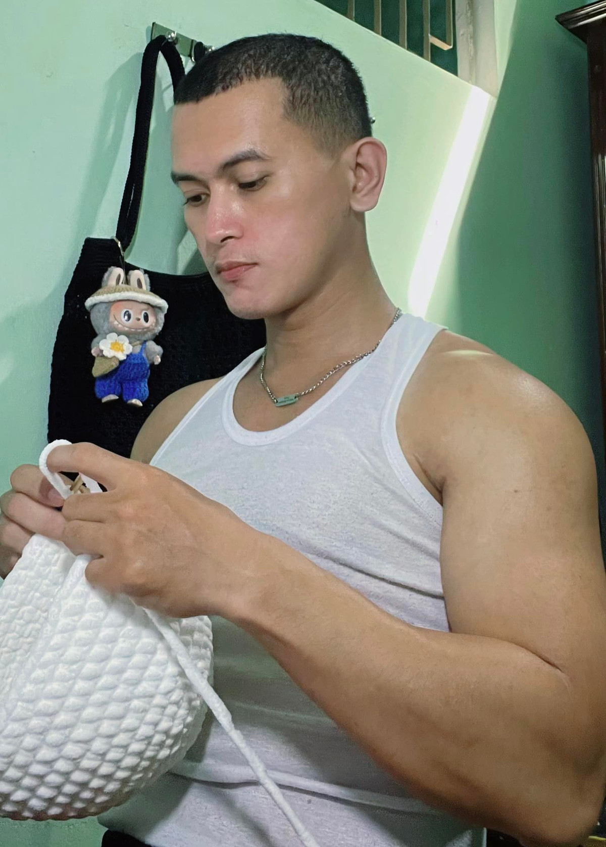 Công việc móc len trong suy nghĩ của nhiều người thường dành cho các cô nàng nữ tính, dịu dàng. Thế nhưng khi biết đến kênh Tiktok của Trần Minh Tùng (29 tuổi, quê Đà Nẵng), nhiều người đã thay đổi suy nghĩ.