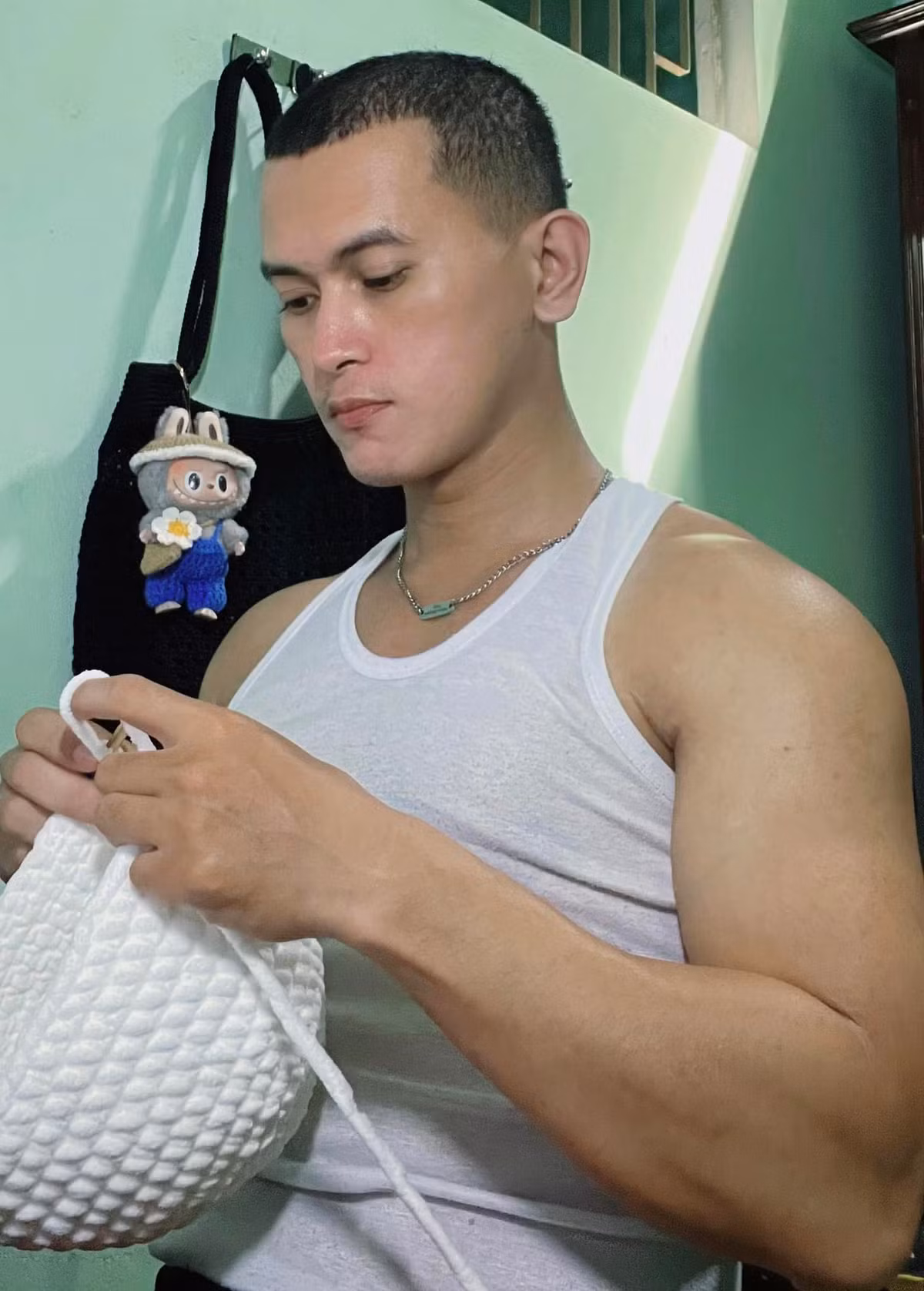 Công việc móc len trong suy nghĩ của nhiều người thường dành cho các cô nàng nữ tính, dịu dàng. Thế nhưng khi biết đến kênh Tiktok của Trần Minh Tùng (29 tuổi, quê Đà Nẵng), nhiều người đã thay đổi suy nghĩ.