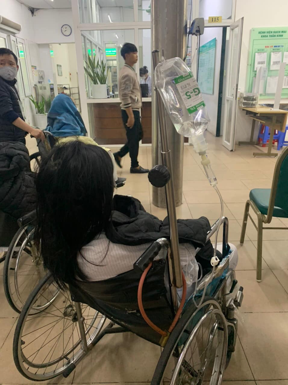 Trên trang cá nhân của mình, Châu chia sẻ lại những "trải nghiệm đầu tiên", đó là lần đầu tiên vào bệnh viện, ngồi xe lăn... tuy nhiên không hề tạo cảm giác bi lụy mà luôn giữ tinh thần lạc quan, tích cực.