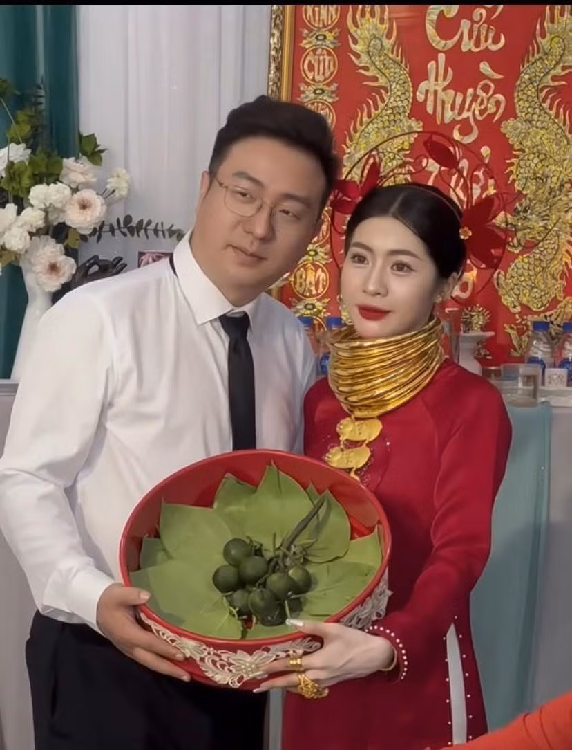 Lễ vu quy được thực hiện theo phong tục truyền thống Việt Nam.