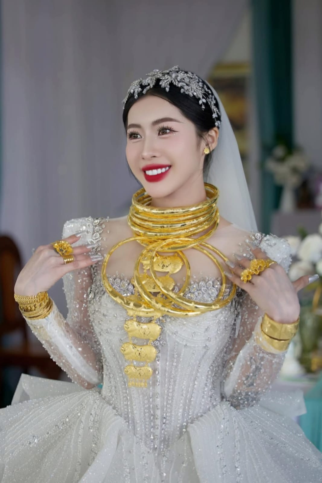 Cô dâu chọn váy cưới lộng lẫy được đính đá tỉ mỉ, ấn tượng.