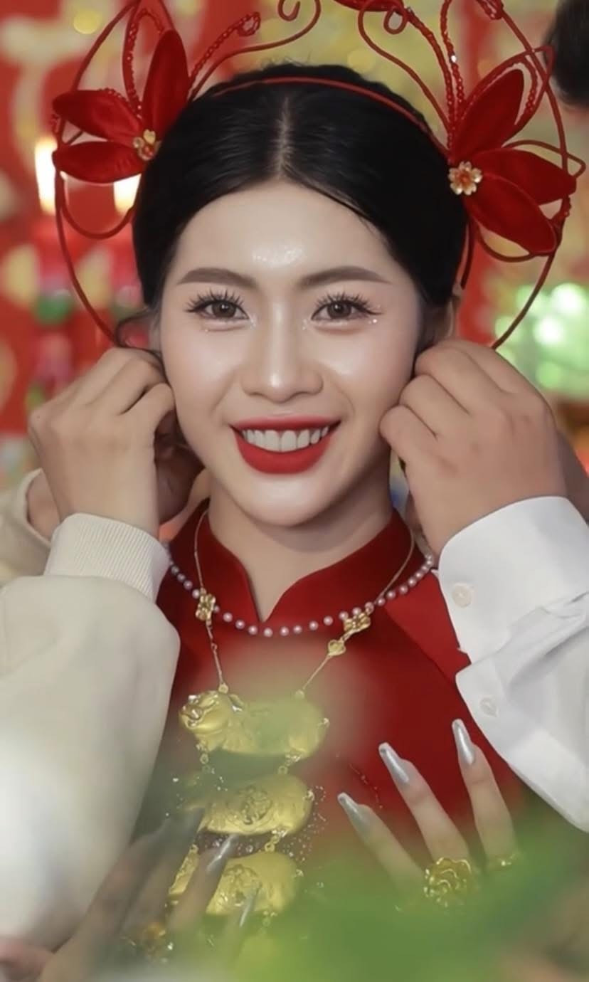 Giữa thời điểm giá vàng vẫn giữ ở mức cao, nhiều chị em đã rần rần xin vía cô dâu mới: "Ôi xin vía nhé chị ơi", "một pha khởi nghiệp thành công luôn nhỉ".