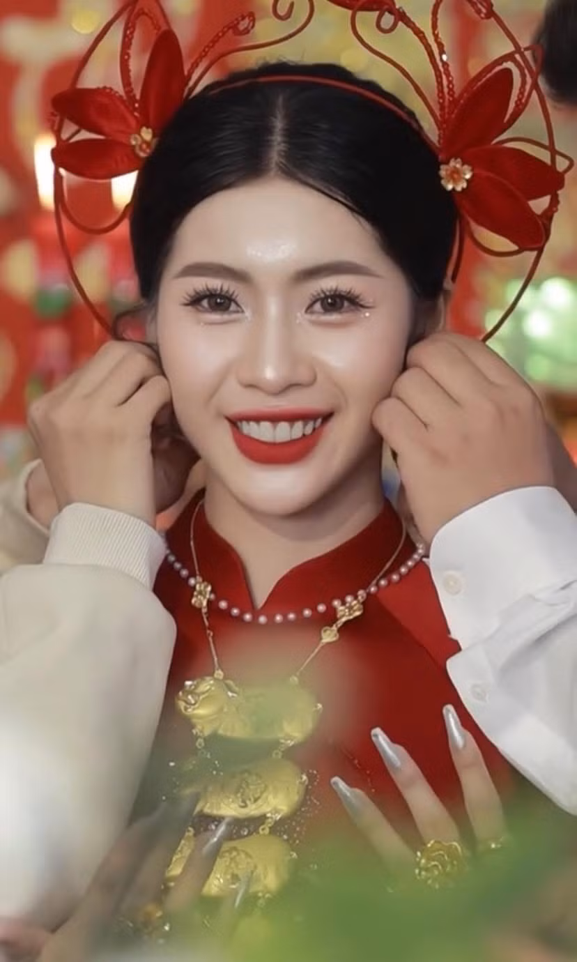 Giữa thời điểm giá vàng vẫn giữ ở mức cao, nhiều chị em đã rần rần xin vía cô dâu mới: "Ôi xin vía nhé chị ơi", "một pha khởi nghiệp thành công luôn nhỉ".