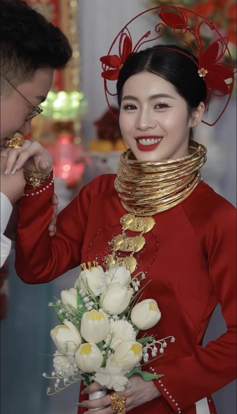 Ngoài số hồi môn khủng, nhan sắc xinh đẹp của cô dâu cũng khiến netizen phải xuýt xoa.