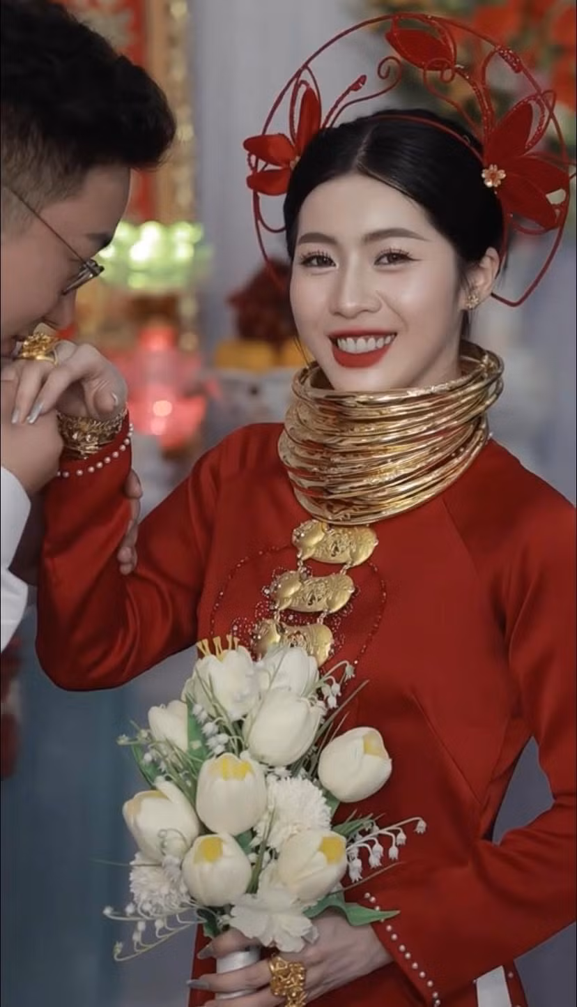 Ngoài số hồi môn khủng, nhan sắc xinh đẹp của cô dâu cũng khiến netizen phải xuýt xoa.