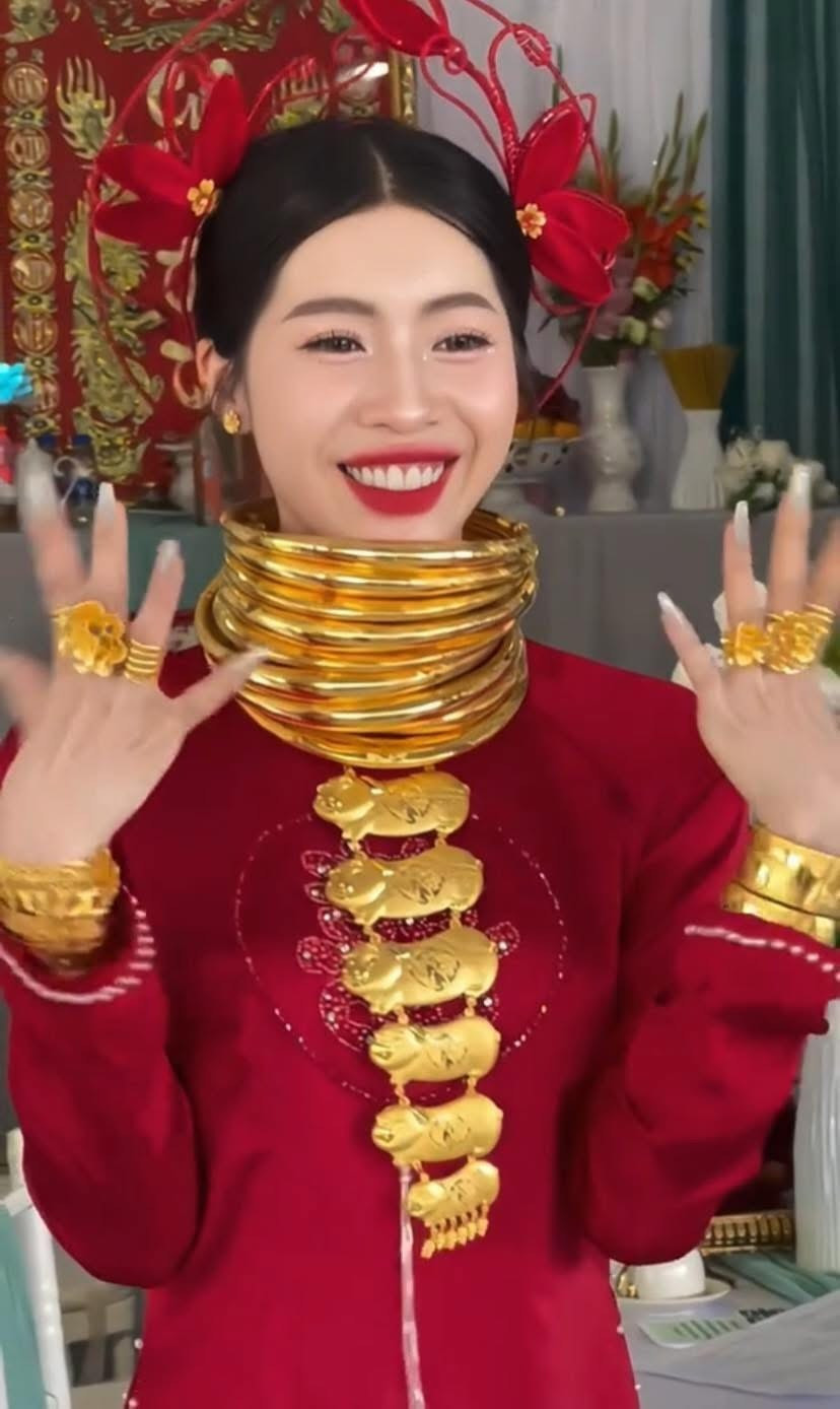 Theo đó, cô dâu được gia đình hai bên trao vàng trĩu cổ, cổ tay, ngón tay. Tổng sổ vàng được chia sẻ vào khoảng 17 cây vàng, ngoài ra còn 300 triệu tiền mặt.