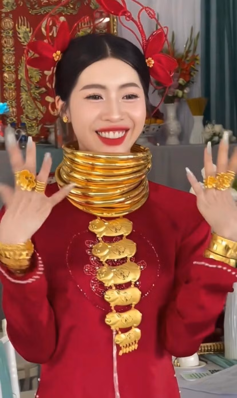 Theo đó, cô dâu được gia đình hai bên trao vàng trĩu cổ, cổ tay, ngón tay. Tổng sổ vàng được chia sẻ vào khoảng 17 cây vàng, ngoài ra còn 300 triệu tiền mặt.