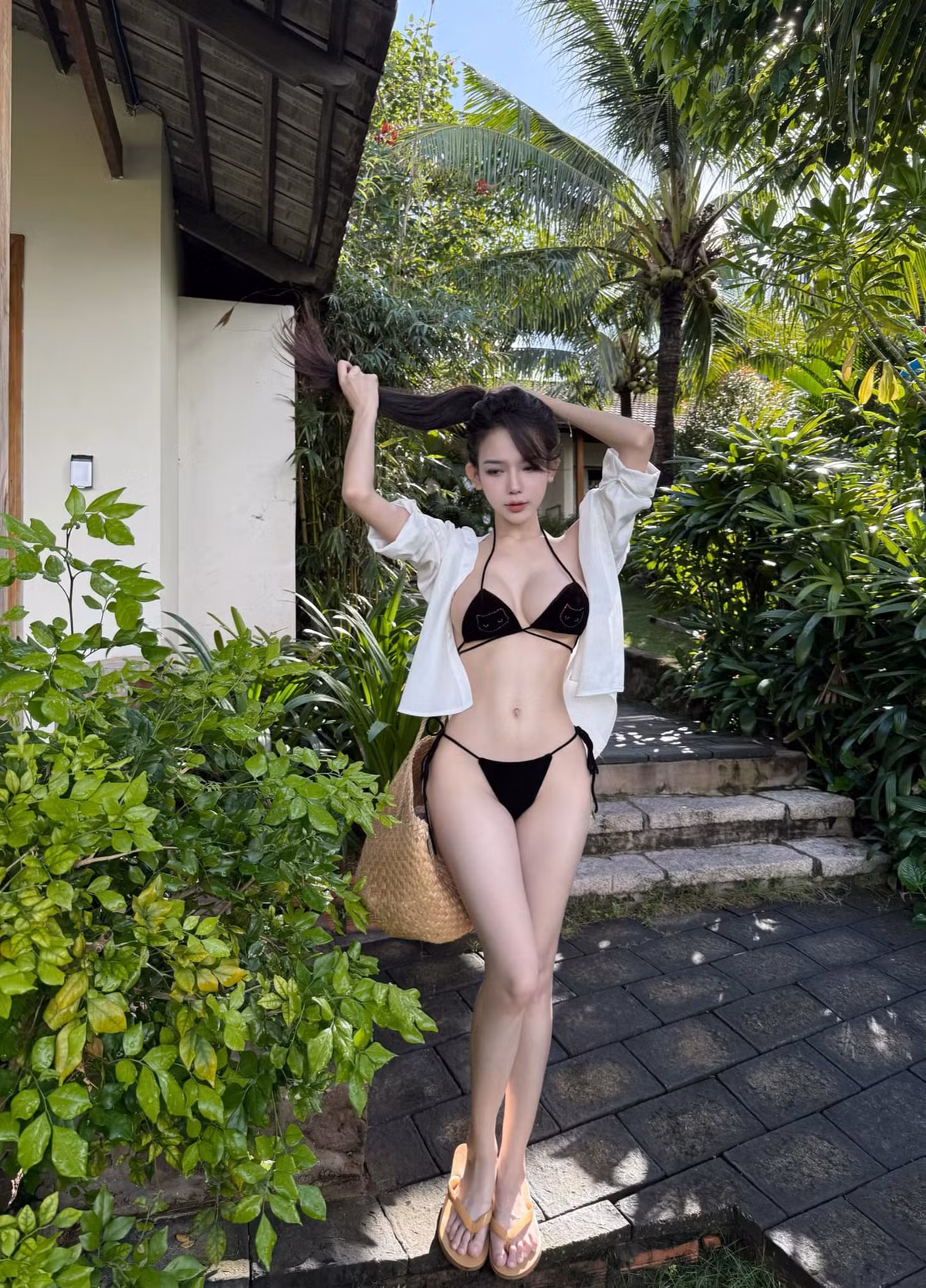 Một trong số những cô nàng hot girl thường xuyên bị "fake ảnh" là Phạm Quỳnh Trang. Cô nàng đã phải lên tiếng trên trang cá nhân vì quá bức xúc với tình trạng trên lặp đi lặp lại.